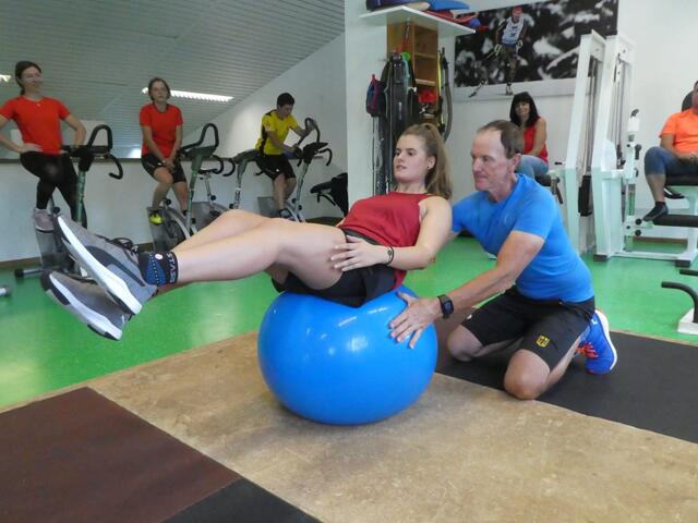 Vorbereitung auf die kommende Saison: Höchst konzentriert arbeitet Lisa Walch mit Trainer Herbert Kögl an der Balance.
 | Foto: BSD
