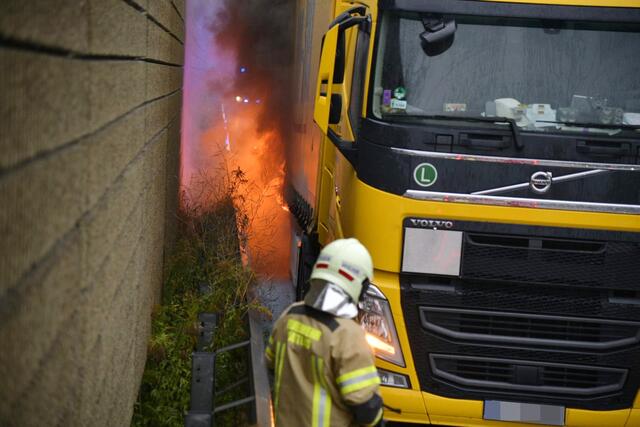 Ein Lkw brannte heute auf der Inntalautobahn bei Volders. Die Feuerwehren konnten den Brand rasch löschen.