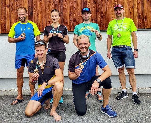Die Sieger des Sauwald TRAIL (K46) Elisabeth Niedereder & Andreas Schober (Hinten 2 & 3 v. links))