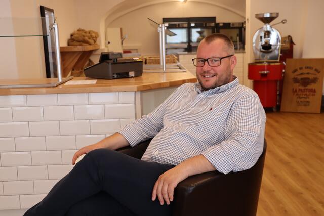 Der Blick in Harald Taupes Laden: Rechtzeitig vor dem Tag des Kaffees am 1. Oktober eröffnet der einzige Kaffeeröster des Bezirkes St. Veit am Unteren Platz "Taupes Genussschmiede".