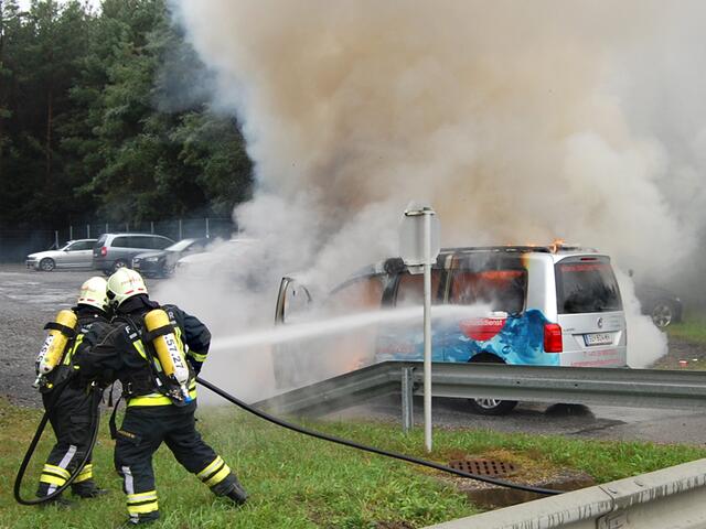 Die Stadtfeuerwehr Pinkafeld löschte den Brand bei einem Kleinlaster.