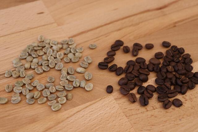 Die Kaffeebohnen vor (links) und nach der Röstung.