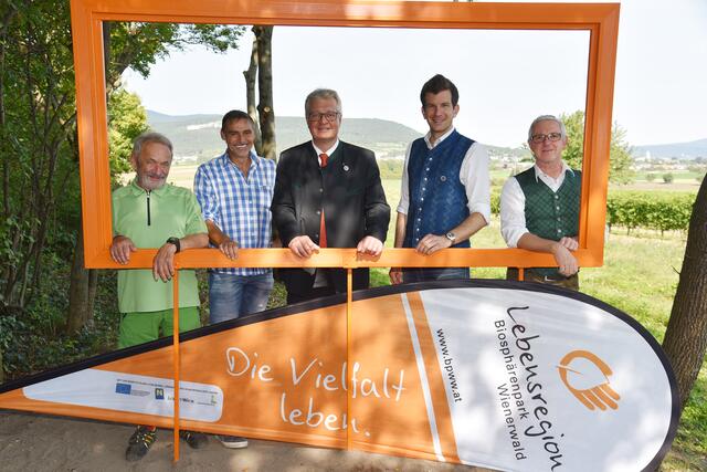 Im Bild Andreas Weiß, Christian Macho, Christoph Kainz, Klaus Windbüchler und Hermann Pieller, die ihren Bilderrahmen auch offiziell aus der Taufe heben.