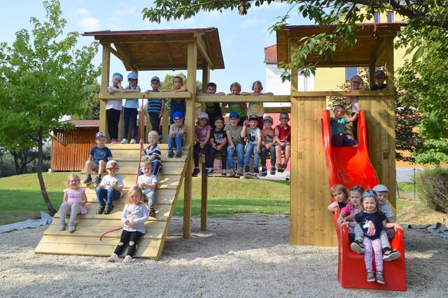 Der neue Spielturm in der Aussenanlage des Kindergartens ist der neue Lieblingsort der Kinder.