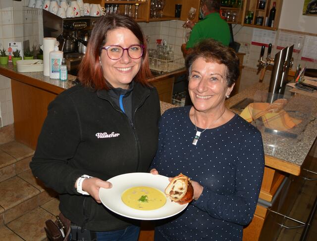 Sabrina Pappler (li.) mit Karoline Haberl