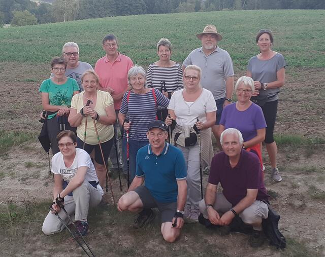 Renate und Franz Pallisch, Maria und Erich Schock, Marianne Sablitzky, Susanne Hausensteiner, Christine Scharka, Wolfgang Banny, Rita Piniel und Anita Wessely, vorne Karla Schöll, Johann Schrödl und Ernst-Anton Hihlik.