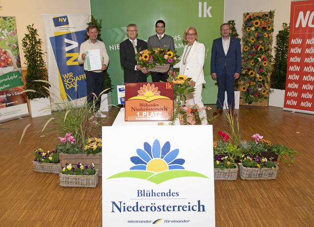 Gärtnerobmann Johannes Käfer, Heinrich Maurer, Landwirtschaftskammer NÖ-Vizepräsident Lorenz Mayr, Landeshauptfrau Johanna Mikl-Leitner und Spartenobmann Jochen Flicker.