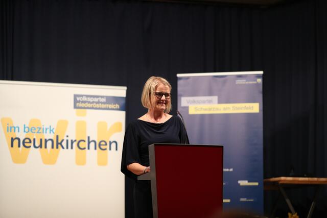 Evelyn Artner zeigt sich bürgernah, und sammelte bei den Bürgern vereinzelt Pluspunkte, weil sie als Schülerlotsin im Ort aktiv ist.