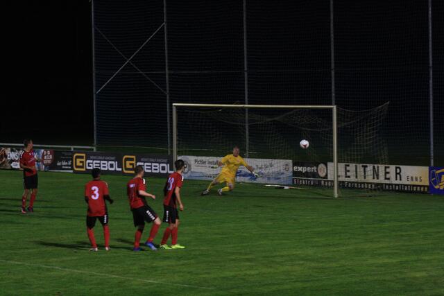 Beim Freistoß von Dejan Javorovic musste sich auch Asten-Keeper Florian Gruber geschlagen geben.