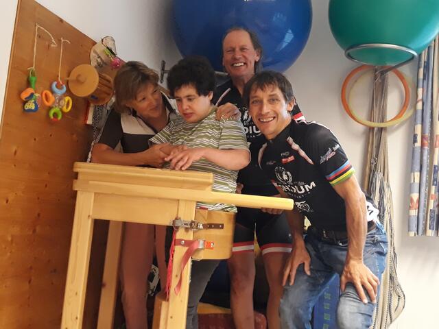 Glückliche Gesichter: Gerda und Katharina Niescher mit „Radlwolf“ Wolfgang Dabernig und Michael Kurz (von links) | Foto: Privat