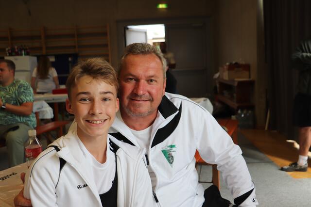 Alexander Jöbstl mit seinem Vater und Trainer Alois Jöbstl.  | Foto: Edith Ertl