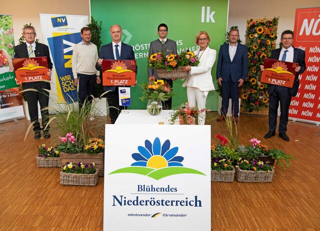 Die Landessieger (v.l.n.r.): Heinrich Maurer, Gärtnerobmann Johannes Käfer, Bürgermeister von Großschönau Martin Bruckner, Landwirtschaftskammer NÖ-Vizepräsident Lorenz Mayr, Landeshauptfrau Johanna Mikl-Leitner, Spartenobmann Jochen Flicker und Bürgermeister von Tulln Peter Eisenschenk.