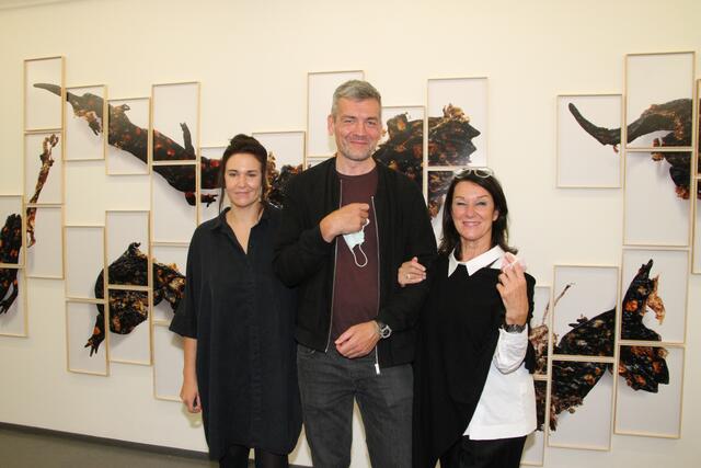 Veronika Hitzl und Birgit Birnbacher mit Peter Köllerer.