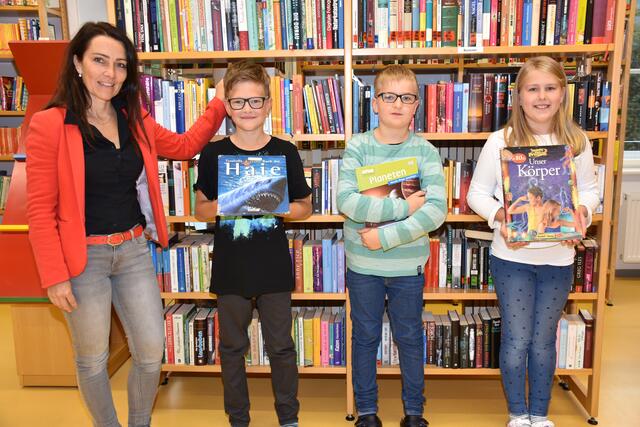 Klassenlehrerin Petra Killinger, Gabriel Lichtblau, Michael Leitner und Amelie Grabner.