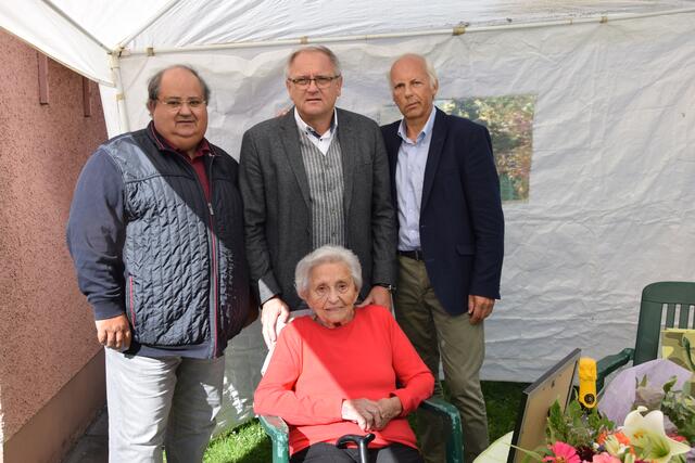 Auch die Gemeindevertretung folgte der Einladung und dankte Hilda Diwald als langjährige Wirtin und Kinobesitzerin | Foto: Josef Strohmeier