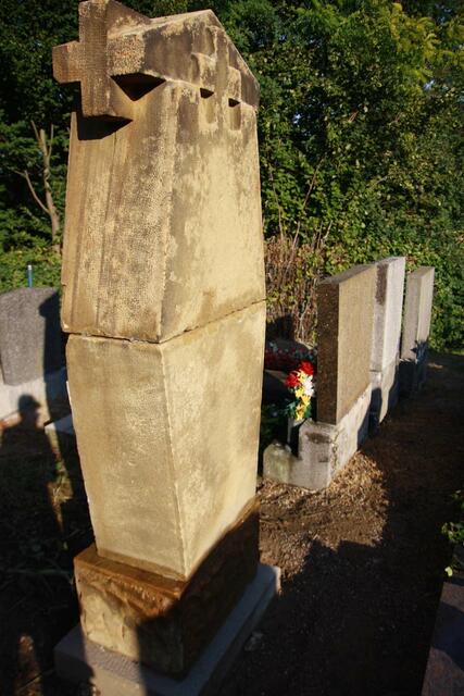 Nun steht das Grabdenkmal genau in Reih und Glied, nur mehr die Oberflächen-behandlung fehlt! | Foto: Universalmuseum Kierling