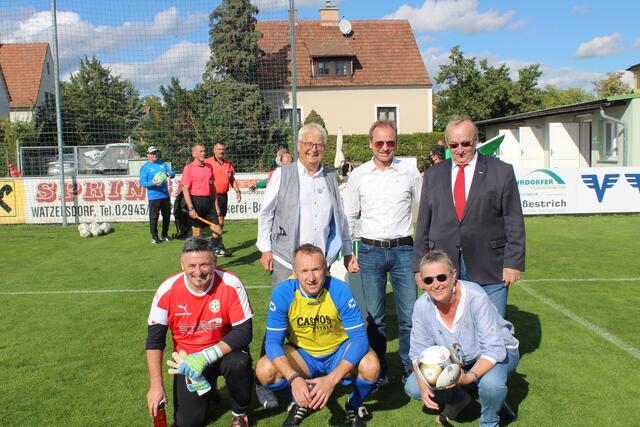 Vor dem Spiel überreichte NÖEFV Präsident Johann Gartner den Matchball