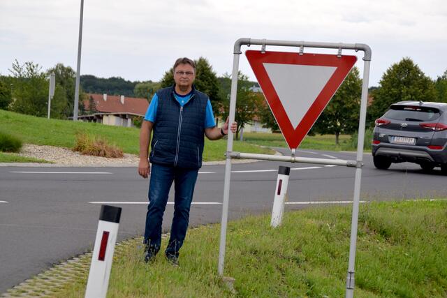 Bürgermeister Franz Kern: "Rad- und Fußgänger sollen bald den Kreisverkehr sicher passieren können."