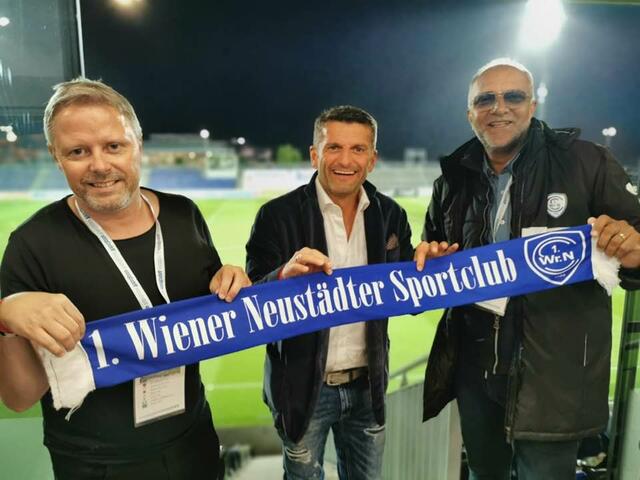 Präsident Hani Habib (r.) und sein Vize Rainer Spenger (l.) konnten einen neuen Sponsor präsentieren: Andi Iser, WNSC-Legende und langjähriger Kapitän der Blau-Weißen.