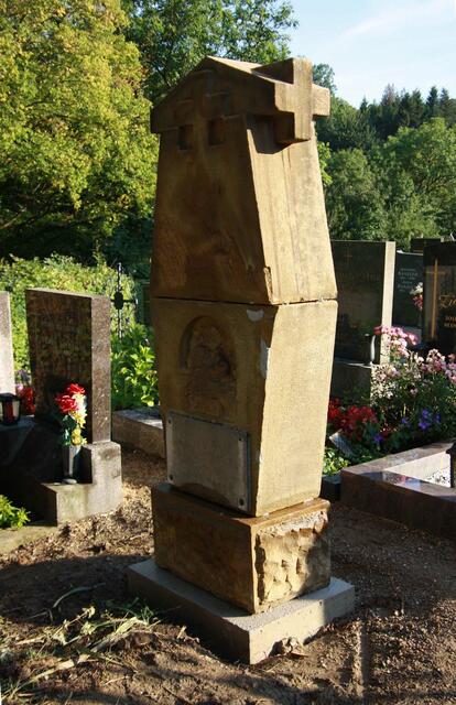 Zum Schluss werden die  weiteren Teile, mit Dübeln befestigt, aufgesetzt | Foto: Universalmuseum Kierling