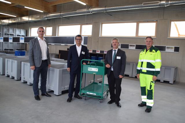 Freuen sich auf den Startschuss der neuen Abfallsammelstelle: Markus Szelinger, Rudolf Haider (beide Geschäftsführer UDB), Günter Löffler (Sammelzentrum Oberwart), R. Jelencsits (Abfallsammelzentrum Heiligenkreuz).
