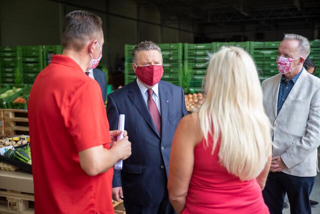 Bürgermeister Dr. Michael Ludwig im Gespräch mit Bezirksvorsteher-Stv. Thomas Steinhart und Bundesrat Rudi Kaske