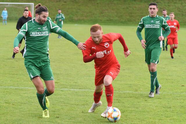 Adnan Hodzic (Mitte) schoss Ohlsdorf zum Sieg. | Foto: Wolfgang Spitzbart