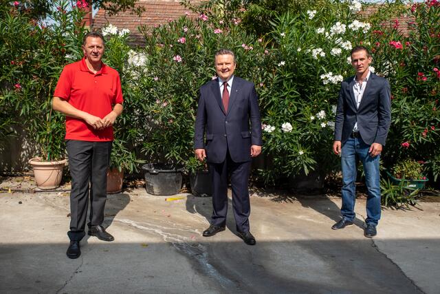 Bezirksvorsteher-Stv. Thomas Steinhart, Bürgermeister Dr. Michael Ludwig und SPÖ Bauern Wien Vorsitzender Christian Schmidt