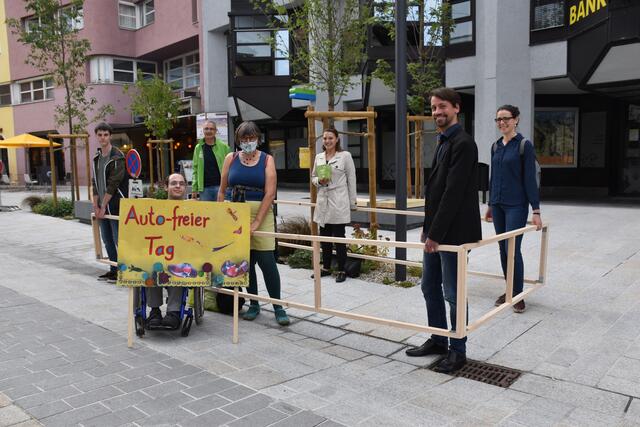 Die Telfer Grünen mit ihrem selbstgebauten Holzrahmen unterwegs durch die neue Begenungszone.