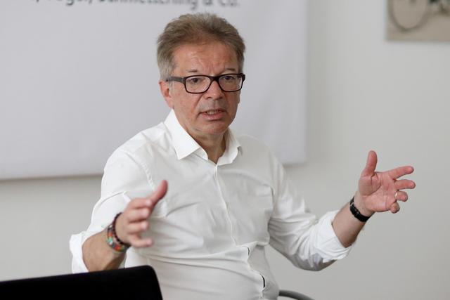 Rudi Anschober (Grünen): „Die Neuinfektionen sind nach wie vor deutlich zu hoch. Wir haben in den vergangenen beiden Wochen große neue bundesweite Maßnahmen beschlossen, die ab der ersten Oktoberhälfte schrittweise zur Absenkungen der täglichen Neuinfektionen führen sollten. Jetzt braucht es für die nächsten Wochen drei Prioritäten: Erstens verstärkter Schutz der vulnerablen Gruppen, zweitens massive Beschleunigung - wo erforderlich - der Tests und des Kontaktpersonenmanagements und drittens in den Regionen mit erhöhtem Risiko punktgenau auf die regionalen Ausbreitungsursachen fokussierte Zusatzmaßnahmen. Durch das neue Covid-19-Maßnahmengesetz ist dies seit gestern möglich. Mein Appell geht an die betroffenen Bezirkshauptleute und Länder, diese neue Möglichkeit mutig zu nützen.” | Foto: Land OÖ