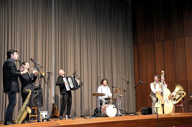 Die Musiker Milos Milojevič, Markus Pechmann, Boki Radenkovič, Gabriel Froihofer und Bandleader Eddie Luis