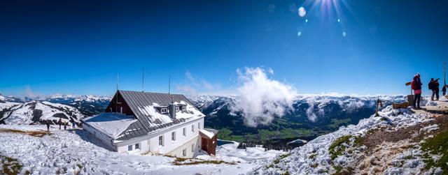 Herbstwetter am 27. September 2020
27. September 2020 - Blick von der Hohen Salve im Tiroler Unterland auf das Glocknermassiv (großteils wolkenverhangen) .... ist doch ein schöner Herbsttag?
