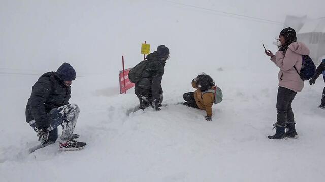 Die Besucher am Gipfel hatten ihre Freude mit dem vielen Neuschnee.