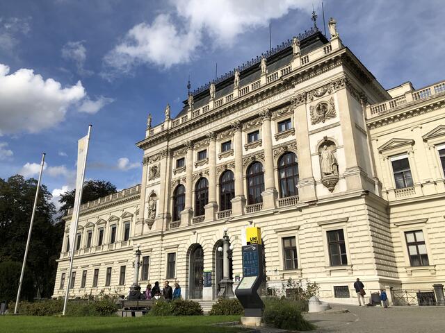 Reges Treiben am Campus der Karl-Franzens-Universität Graz.