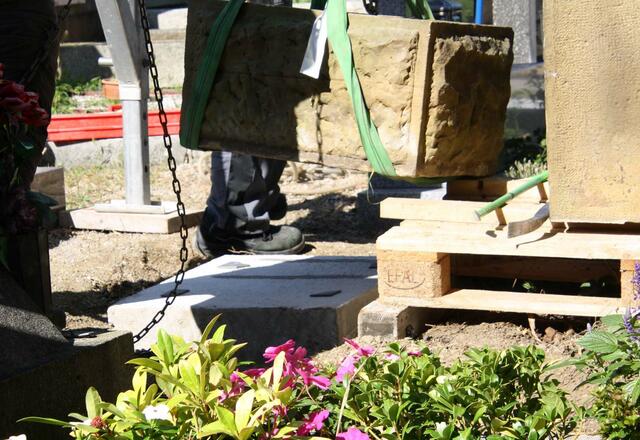 Der Sockel wird auf das  Fundament aufgesetzt | Foto: Universalmuseum Kierling