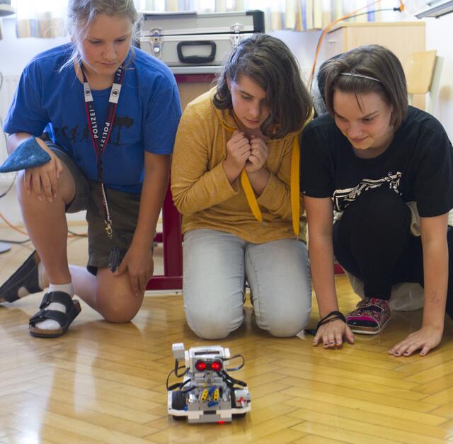 Jetzt wird es spannend für Julian, Barbara und Wiktoria: Macht der Roboter, was er soll? | Foto: Heske