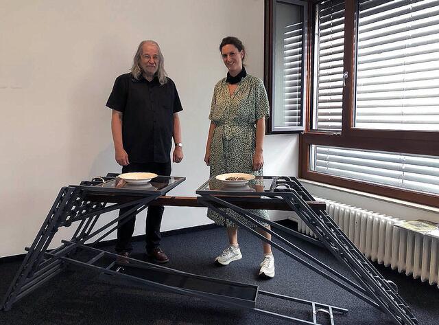 Der Weizer Künstler Walter Kratner mit Kuratorin Ina Hof bei der Ausstellung "Parallel Vienna" in Wien.