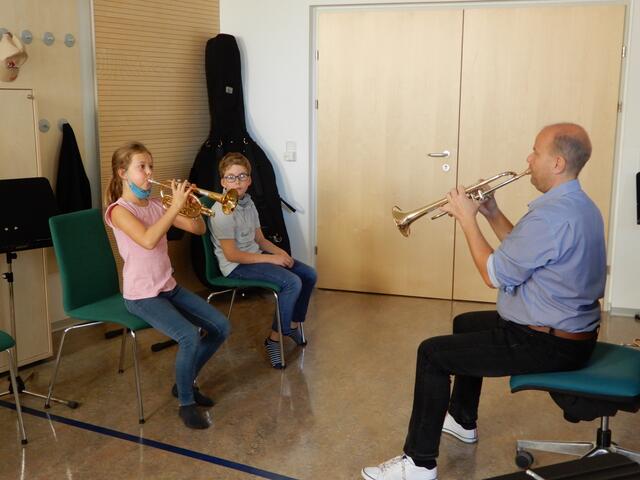 Jedes Kind hat auch im Musikunterricht der Volksschule das Instrument dabei.