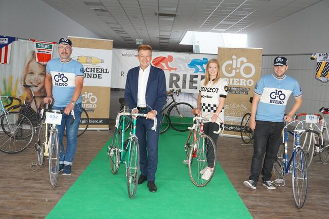 Mit dem Giro Biero fand eine Rundfahrt auf historischen Rädern statt.  | Foto: Stadtmarketing Ried