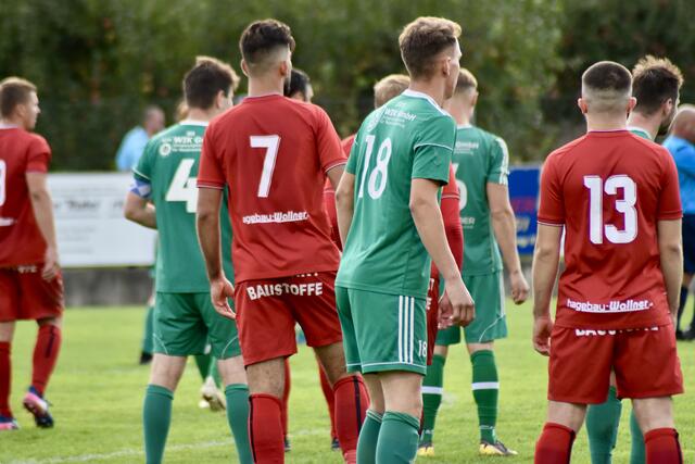 Kopfbälle und Standards prägten das Spiel ... | Foto: Michl