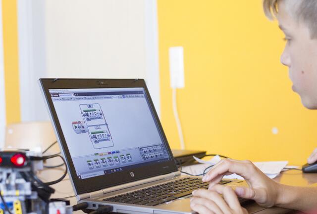 Jonas programmiert über den Laptop den Roboter. | Foto: Heske