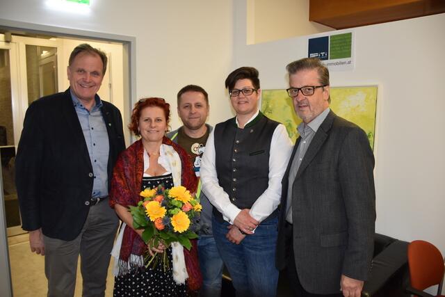 Erwin Dirnberger und Engelbert Huber gratulierten Petra Schaffler, Andrea Glanz-Reidl und Andreas Körbisch zur Neueröffnung Ende 2019.