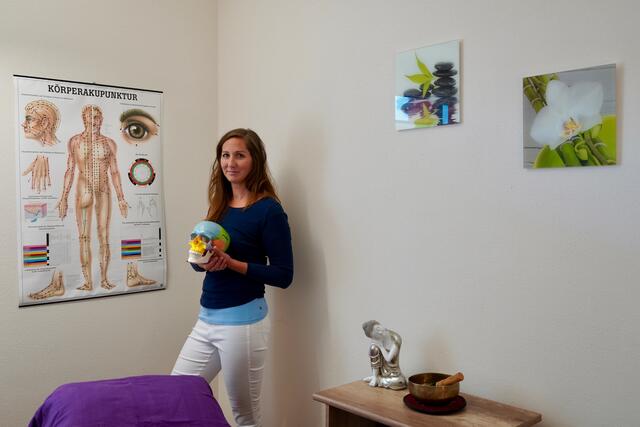 Karin Rainer ist diplomierte Kinesiologin und Humanenergetikerin und arbeitet in Maishofen/Lahntal.
