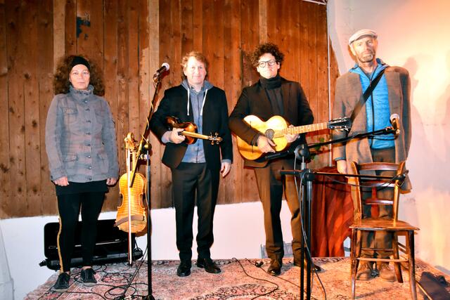 Zu einem netten Abend mit Geige und Gitarre gehört ein Erinnerungsfoto auf der Bühne dazu: Barbara Oberndorfer, David Müller mit Clemens Lendl und Stefan Novak.
