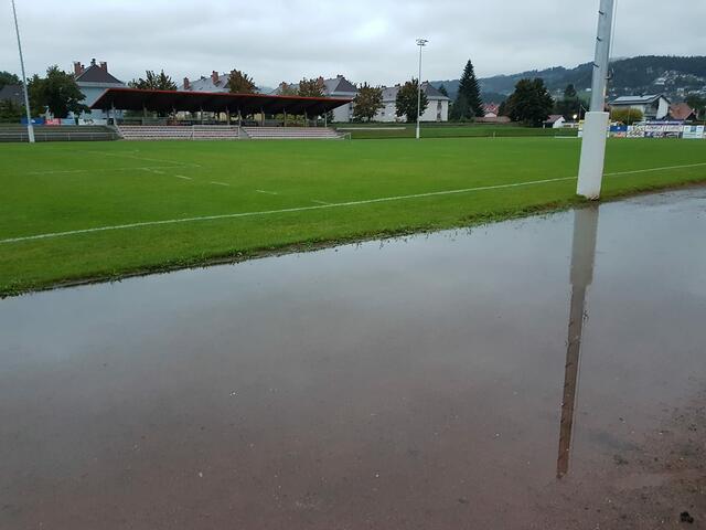 Da ging am Freitag gar nichts in Bärnbach. Das Wasser stand am und neben dem Spielfeld. | Foto: Atus Sadiki Bau Bärnbach