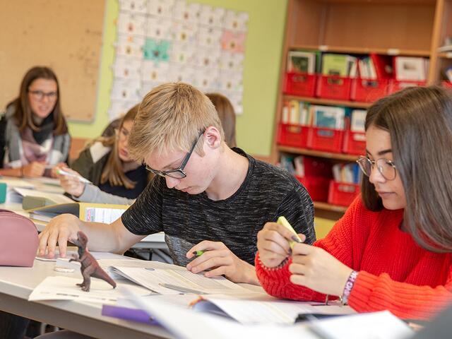 Schulalltag in der 2. Klasse (v. li.): Judith Holzmüller (Windhaag), Lukas Hießl (Sandl) und Alina Fürst (Grünbach).