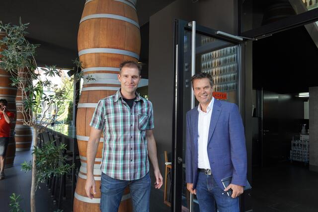 Winzer und Unternehmer Erich Scheiblhofer mit Didi Tunkel am Weingut in Andau