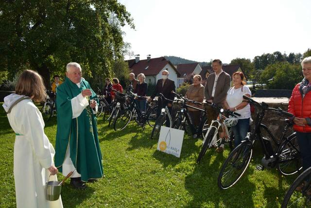 Zahlreiche Gläubige aus Großgöttfritz radelten in den Gottesdienst.
