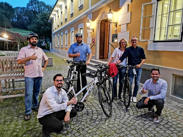 Daumen nach oben heißt es für einen Teil der ÖVP Wilhering im Rahmen der europäischen Mobilitätswoche.
