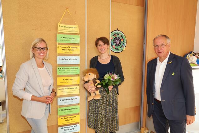 Bettina Kuplen und Xenia Hobacher (v.l.) von "Rainbows" stellten Bürgermeister Josef Ober die neue Pädagogische Praxis für Kinder mit Problemen in der Feldbacher Bürgergasse vor.